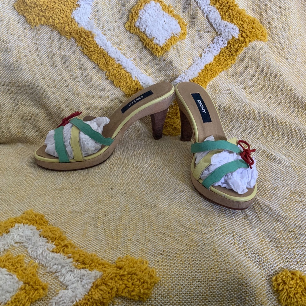 DKNY Women's Cream and Green Courts SIZE: 6